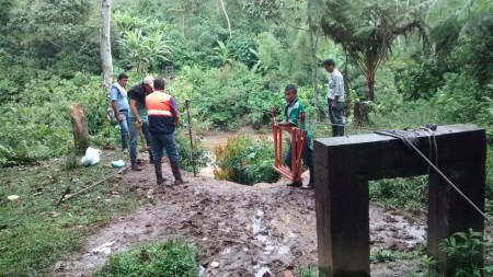 Toma de muestras para los estudios de suelos del puente colgante peatonal y caballar sobre el río Villalobos Santa Rosa Cauca